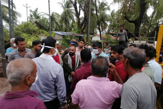 electrical work is in progress, villagers hold Central Squad hold on the road raigad