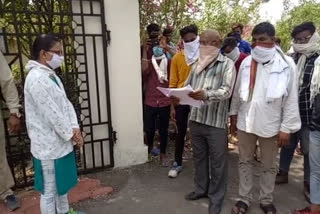 villagers reached to gave memorandum