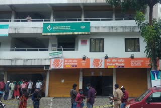 bank of baroda incident  പെരുമ്പാവൂർ ബാങ്ക് ഓഫ് ബറോഡ  woman death in bank  bank stone pelt  ചില്ലുവാതിലിൽ തട്ടി യുവതി മരിച്ച സംഭവം