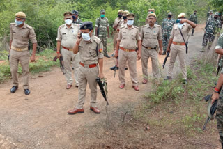सोनभद्र पुलिस जंगलों में कर रही कांबिंग.