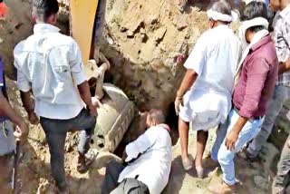 pali news  news of Jaitaran  fallen bull in the pit  bull fired with the help of JCB  raipur subdivision area  gram panchayat jhala ki chouki