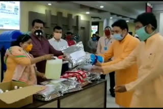 Mayor distributed PPE kit to Hindon Moksha Sthal employees in ghaziabad