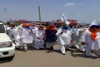 Farmers protest against not buying maize on MSP in mullana