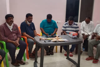 seven memberrs arrested in bhuvanagiri for playing cards