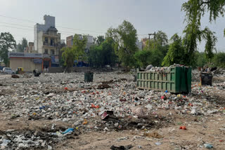 garbage thrown on the delhi agra canal route