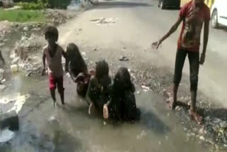 Children bathed in dirty water to escape the heat in Ghaziabad