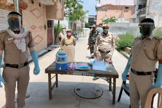 tight security of police at sangam vihar containment zone