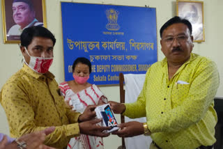 শিৱসাগৰত গাওঁবুঢ়া সকলক স্মাৰ্টফোন প্ৰদান মন্ত্ৰী যোগেন মোহনৰ