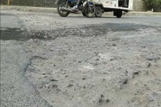 Vasant Kunj main road condition is dilapidated drivers facing problems