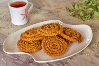 how to make crispy chaklis murukkus at home in hindi