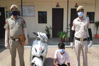 delhi police arrested a wanted criminal in Baba Haridas Nagar