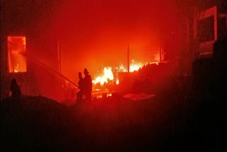 fire-at-a-plastic-factory-in-satej-7-firefighters-5-lakh-liters-of-water-uncontrollable