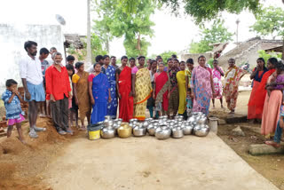 women protest for drinking water in gunnepally