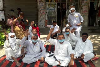 BKU farmers protest against govt in front of PNB bank gohana