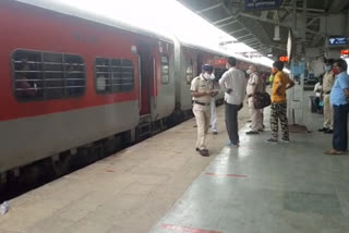 Sanghamitra Express stood at Itarsi railway station for one and a half hours