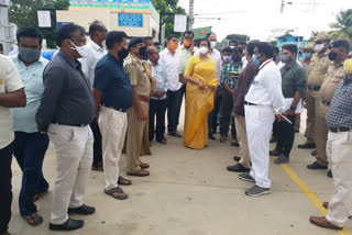 MP Sumalatha visits railway station at mandya