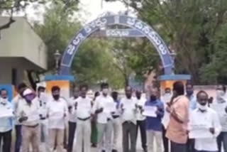 kurnool lawyers protest at court