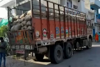 adhati caught truck driver ot stealing wheat in Palwal