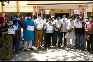 Parents protest against  fees with poster in hand in shajapur