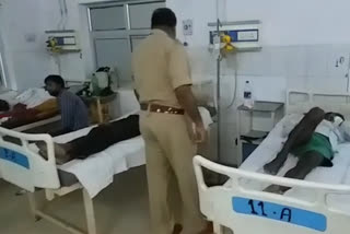 घायलों को देखता पुलिस का जवान