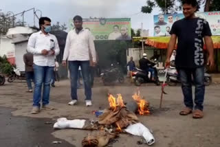 چین کے صدر کا پتلہ نذر آتش کر احتجاج کیا