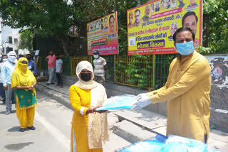 Councilor kailaash saankhala distributed PPE kit to SDMC employees with the of NGO