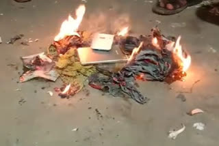 Protest in Howrah by burning Chinese mobile phones