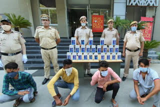 Badarpur police arrested 4 accused of robbing 27 mobiles of courier boy