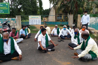 Flower growers protest against revenue department in Doddaballapura