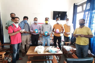 Kahlur Navodaya Alumni Association distribute Ayurvedic decoction to journalists in Bilaspur