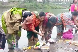 women-worshiped-krushna-river-sangali