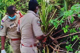 ముళ్లపొదల్లో గుర్తు తెలియని మహిళ మృతదేహం !