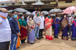 umbrellas distributed in Balodabazar On Rahul Gandhi birthday