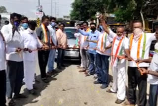 congress leaders protest for petrol rates