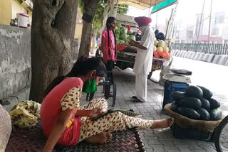 2 minor girls from bathinda selling fruit to support family