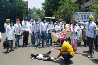 Ludhiana: rural health dispensary workers burn effigy burn