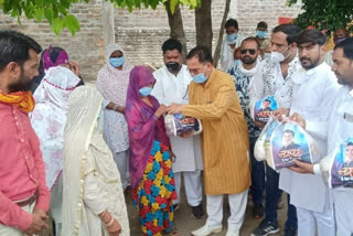 on the occasion of rahul gandhi's birthday congress workers of dewas distributed grocery to needy