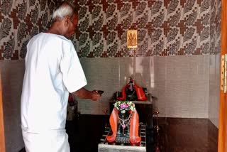 A  Man built a temple for his Lovable Dog