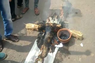 Auto federation organized Chinese President Cremation in dhanbad, Boycott of chinese goods in dhanbad, News of Dhanbad Auto Federation, धनबाद में चीनी राष्ट्रपति की शव यात्रा, ऑटो महासंघ ने किया धनबाद में चीनी राष्ट्रपति का दाह संस्कार, धनबाद में चीनी सामान का बहिष्कार, धनबाद ऑटो फेडरेशन की खबरें