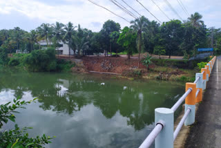 കോട്ടയം  മീനച്ചിലാർ  സംരക്ഷണഭിത്തി നിര്‍മാണം  സ്‌റ്റോപ് മെമ്മോ  ഈരാറ്റുപേട്ട അരുവിത്തുറ കോളജ് ജംഗ്ഷൻ  Meenachilar  kottayam  stop memo  eerattupetta