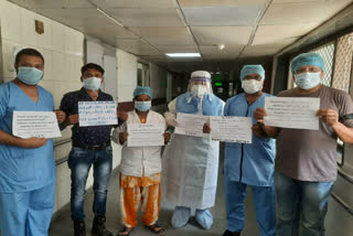 Paramedical staff ends silent protest on third day after getting assurance from the CM Arvind Kejriwal corona virus