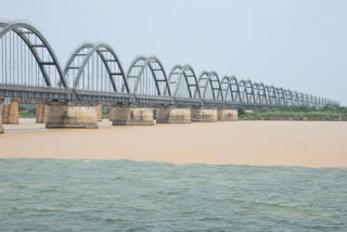 two colours godavari rever at rajamahendravaram