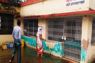 people faced problem due to Rain water filled in Garhwa Sadar Hospital