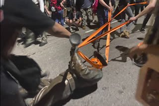 Raleigh protesters pull down Confederate statues