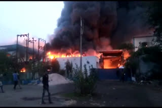 fire  Vadodara fire  Jai Shree Agro industry  ഗാന്ധിനഗര്‍  വഡോദര  ജയ് ശ്രീ അഗ്രോ വ്യവസായശാലയിൽ തീപിടിത്തം