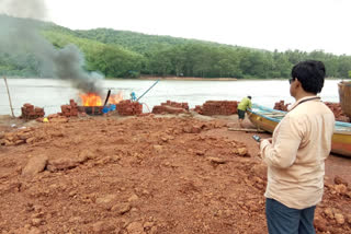 the-suction-boat-set-ablaze-in-the-kalaval-creek-sindhudurg