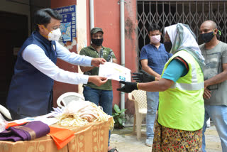 The cleaning staff honored by sainath mandal trust budhvar peth pune