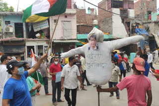 China President effigy burnt in Munirka regarding 20 soldiers martyr on border