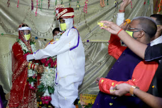 COVID 19  Coronavirus  Mumbai  Maharashtra  Wedding  PPE Suit  Personal Protective Equipment  മഹാരാഷ്‌ട്രയില്‍ വരന്‍ വിവാഹത്തിനെത്തിയത് കൊവിഡ് സുരക്ഷാ വസ്‌ത്രമണിഞ്ഞ്  Maharashtra man dons PPE while getting wedded