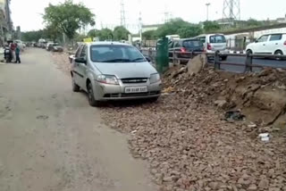 Service lanes have become unauthorized parking of vehicles in Dwarka district